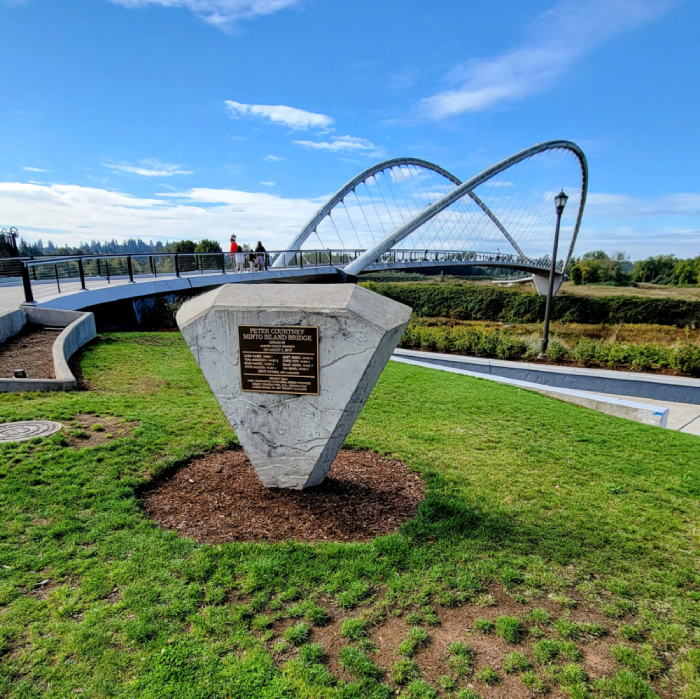 Parque municipal frente al río